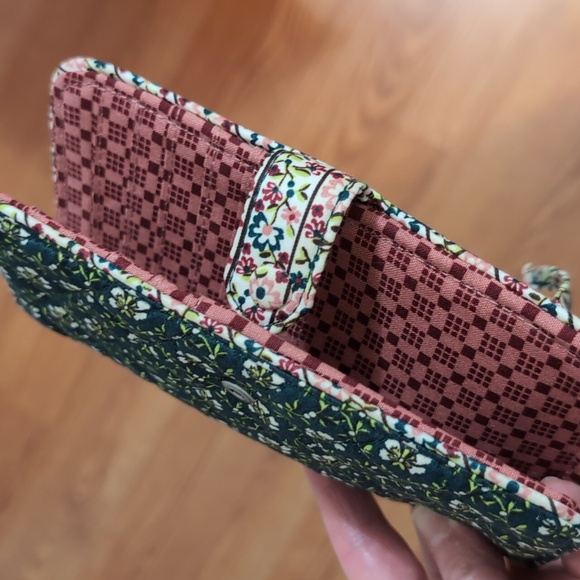 Vera Bradley Floral Green Red Misteltoe Quilted Women's Wallet - Picture 5 of 6